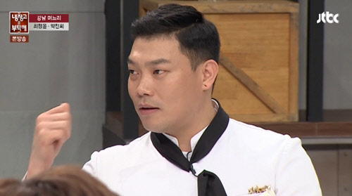 서울중앙지법 형사합의30부는 1일 마약류 관리에 관한 법률 위반(대마) 혐의로 유명 요리사 이찬오를 지난달 10일 불구속 기소했다고 밝혔다. <JTBC '냉장고를 부탁해' 방송 영상 캡처>